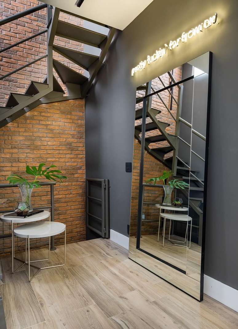 13. O letreiro neon ilumina o ambiente e traz um toque ousado para o ambiente. Foto: Fernando Crescenti