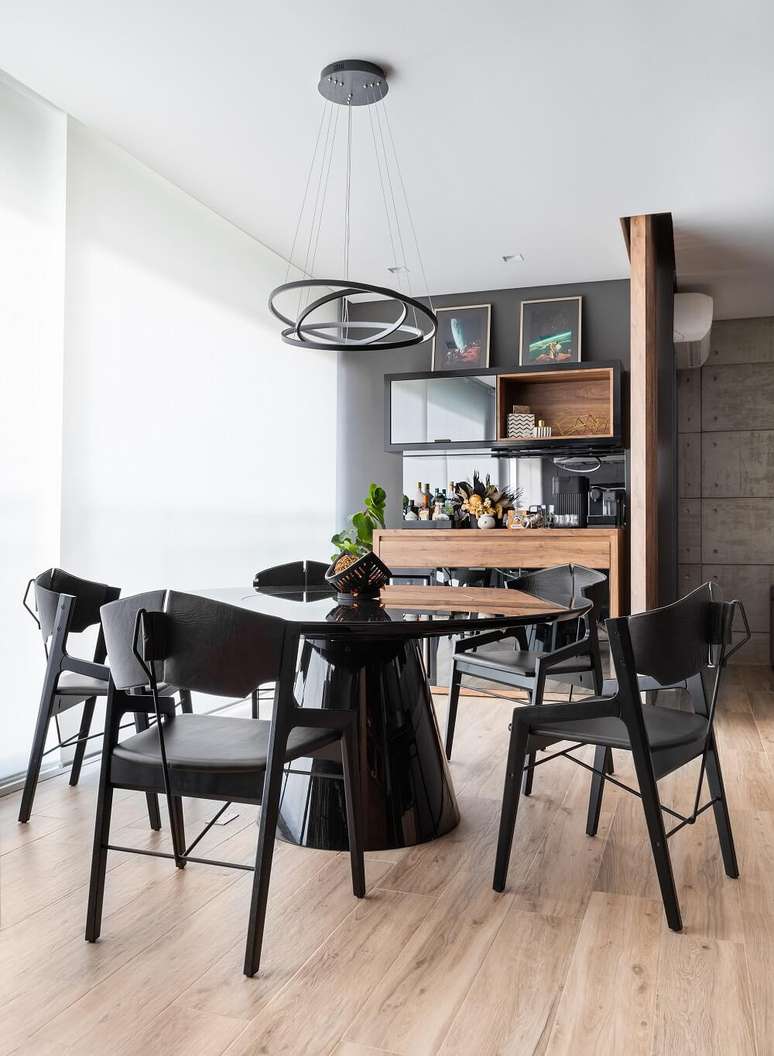 3. Sala de jantar moderna com mesa redonda de madeira. Foto: Fernando Crescenti