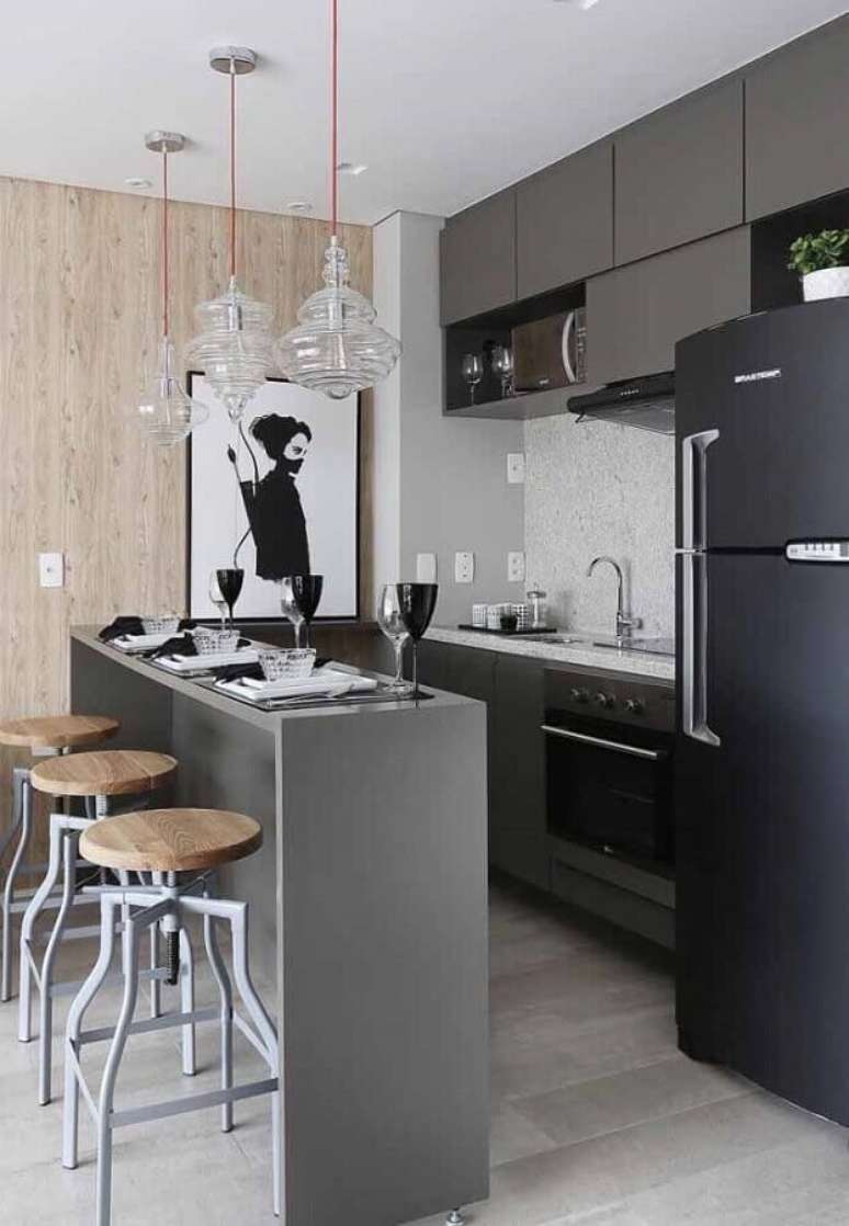 3. Cozinha americana moderna decorada com armário de cozinha cor cinza – Foto: Ideias Decor