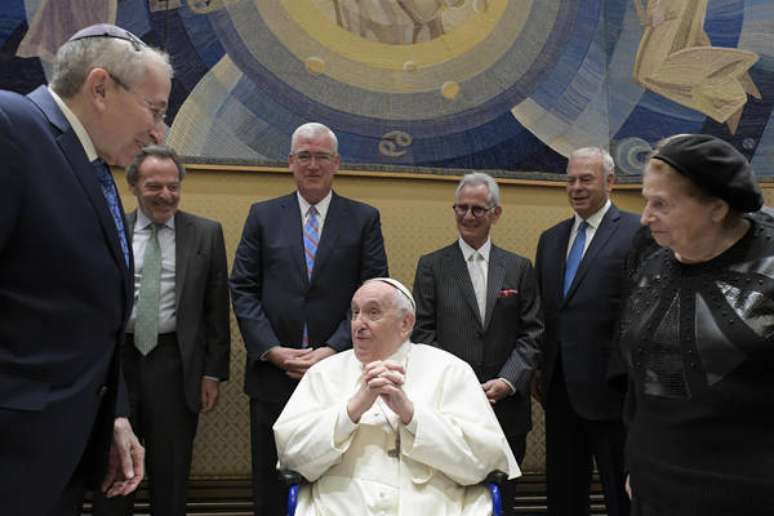 Papa Francisco de cadeira de rodas em audiência no Vaticano