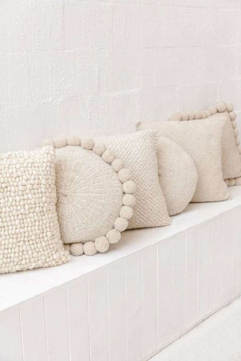 39. Almofada de tric&ocirc; bege para sala de estar &ndash; Foto Pampa