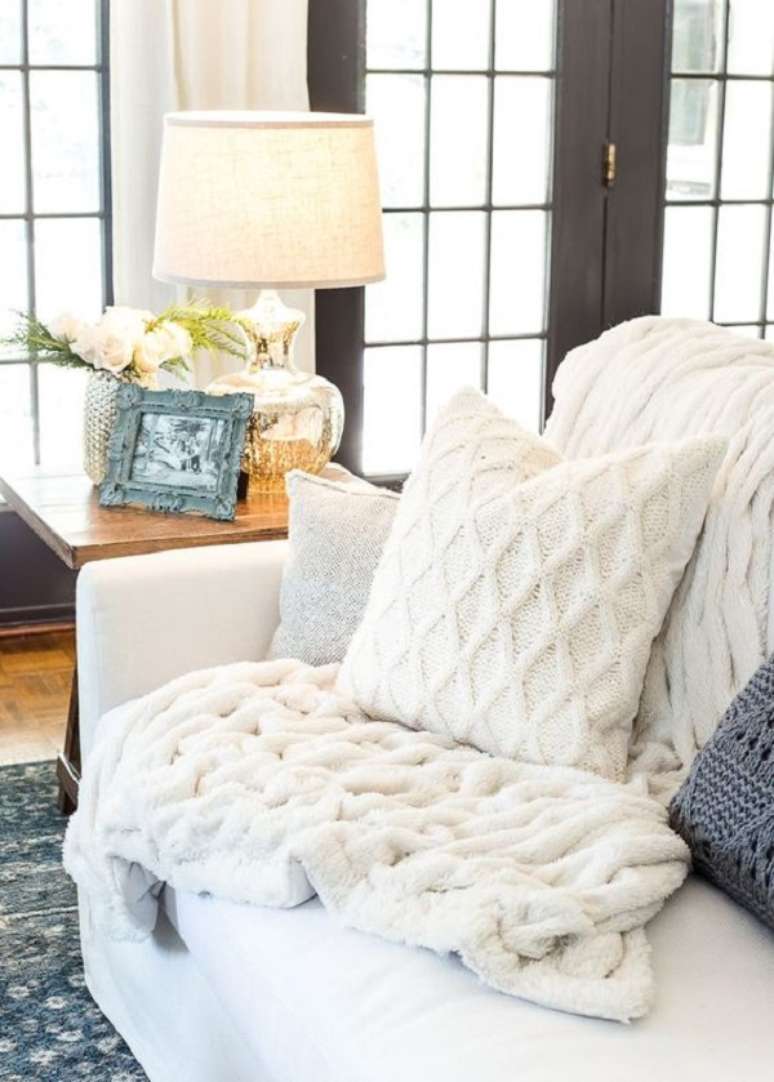 3. Almofada de tricô com trança no sofá branco – Foto Blesser House