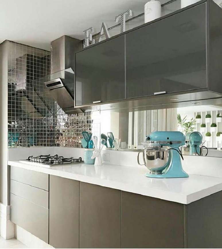 9. Invista em eletrodomésticos coloridos para decorar sua cozinha com armário de cozinha cor cinza – Foto: Ideias Decoração