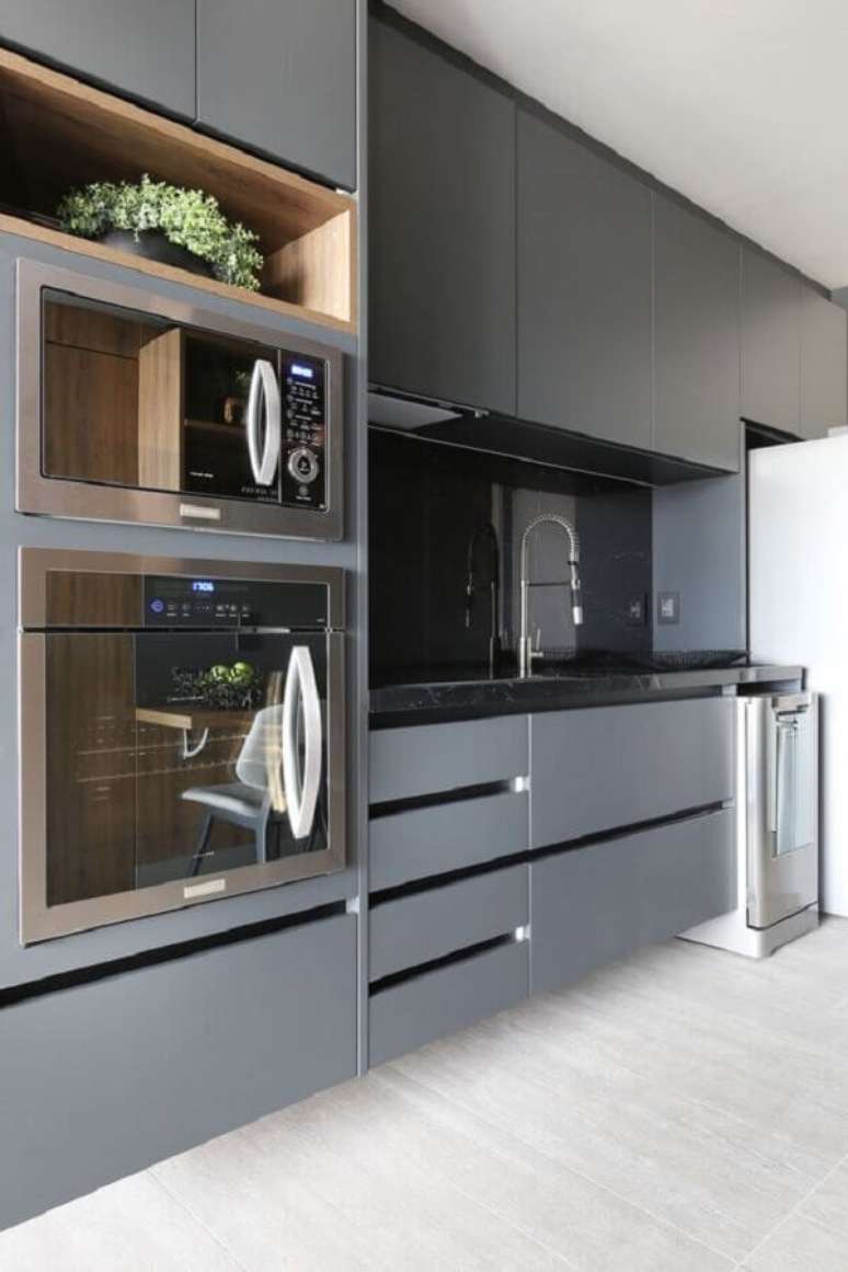 15. Decoração com armário de cozinha cinza planejado moderno – Foto: Apartment Therapy