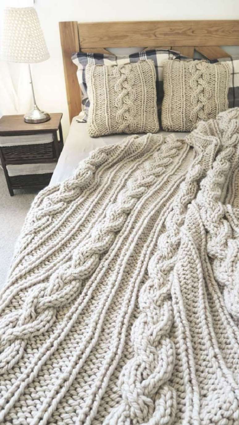 29. Quarto com almofada de tric&ocirc; de tran&ccedil;a e bege &ndash; Foto Dzianie Wegonie