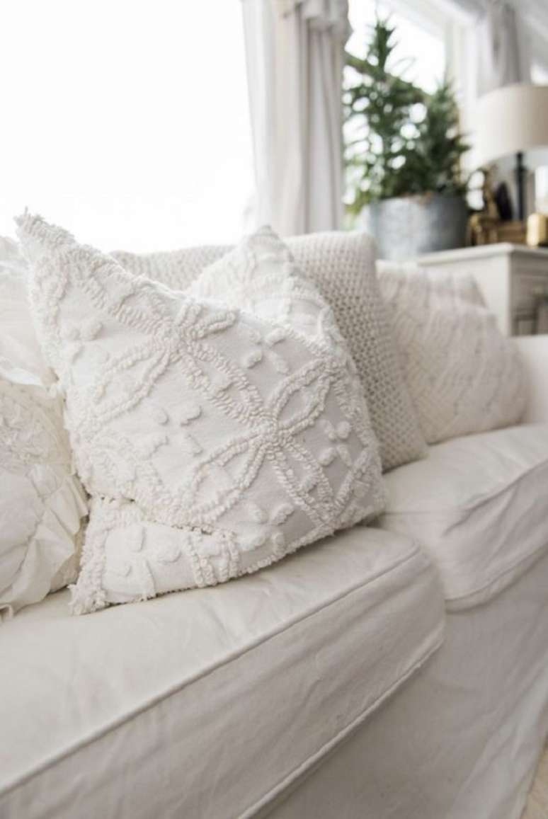 7. Almofada de tricô feito a mão clara para sofá branco – Foto Liz Marie