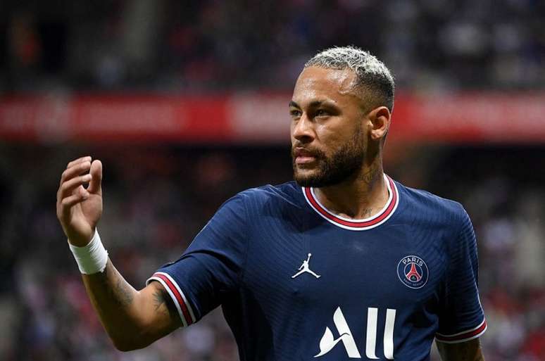 Neymar com a camisa do PSG. Astro tem futuro incerto no clube (Foto: FRANCK FIFE / AFP)