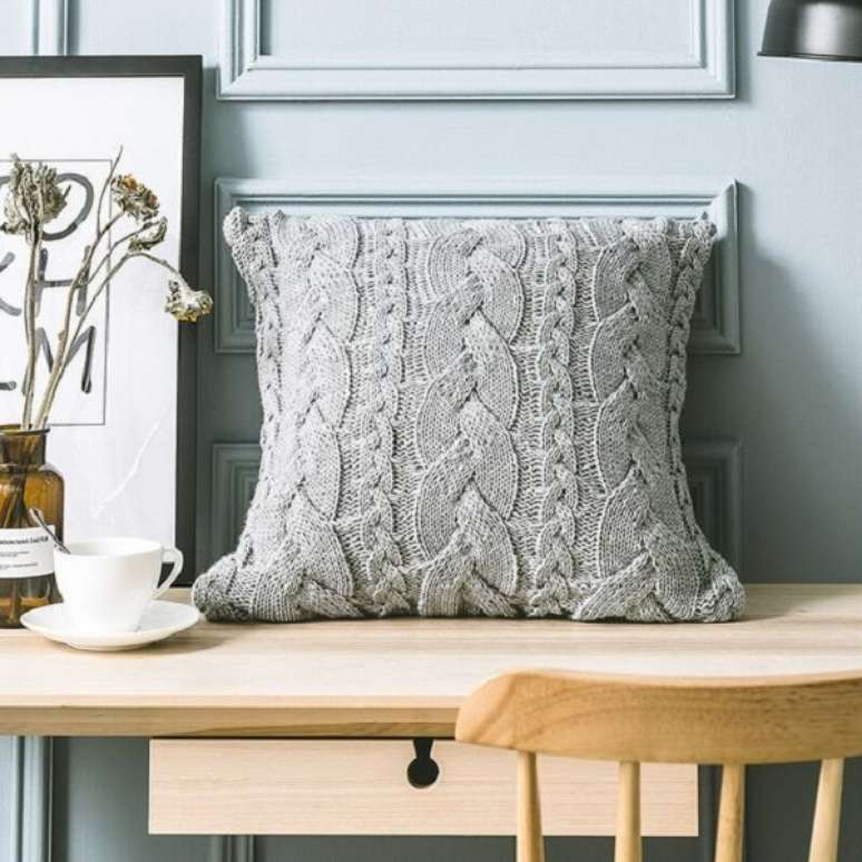 22. Decora&ccedil;&atilde;o com almofada de tric&ocirc; cinza claro &ndash; Foto AliExpress