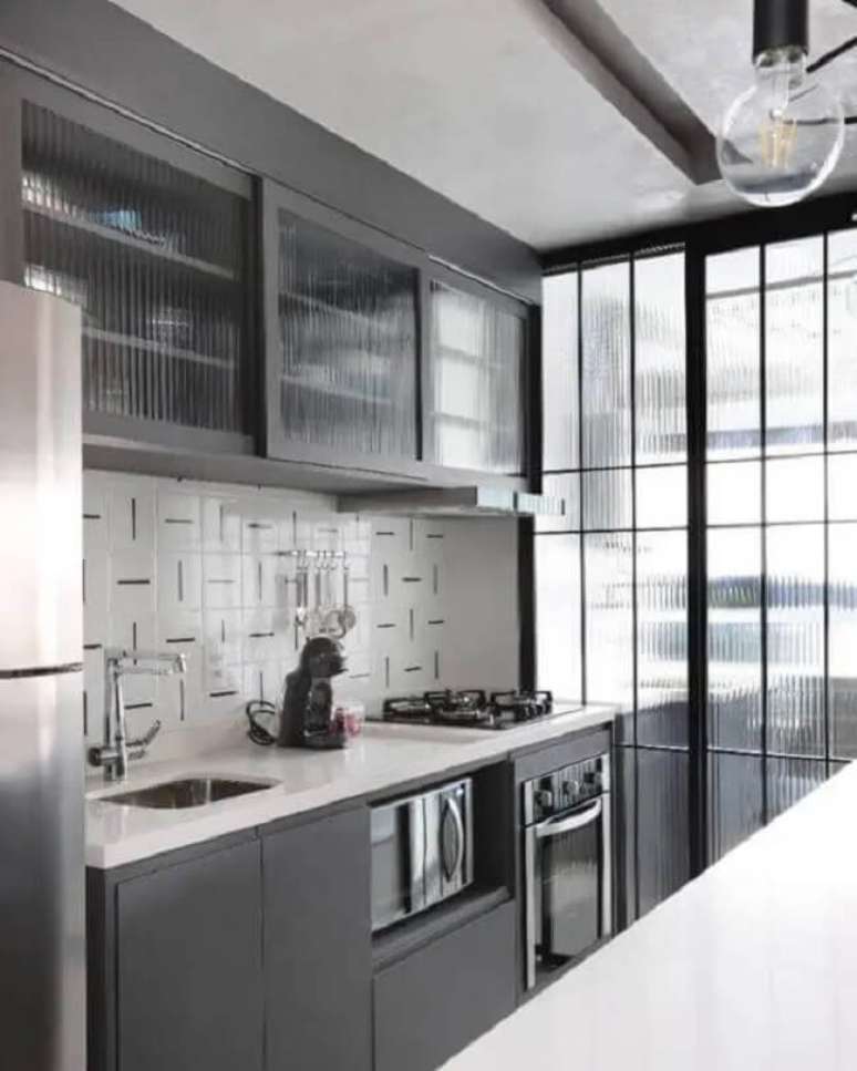 81. Armário de cozinha cinza com vidro canelado. Fonte: GF Projetos