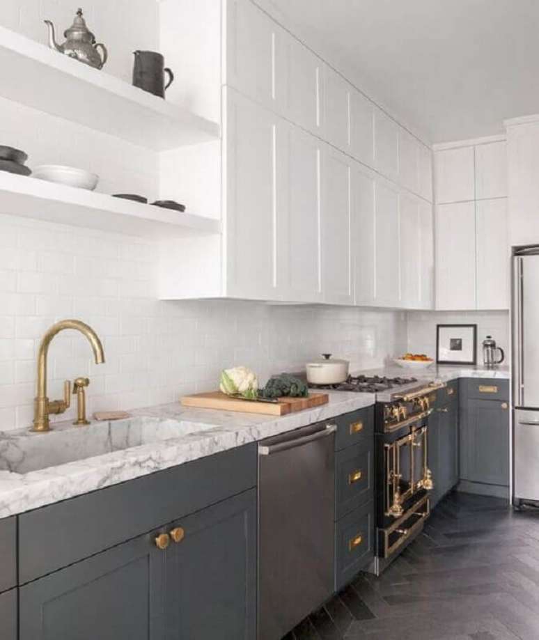 8. Decoração clássica e sofisticada com armário de cozinha cinza e branco com puxadores cobre – Foto: Home Fashion Trend