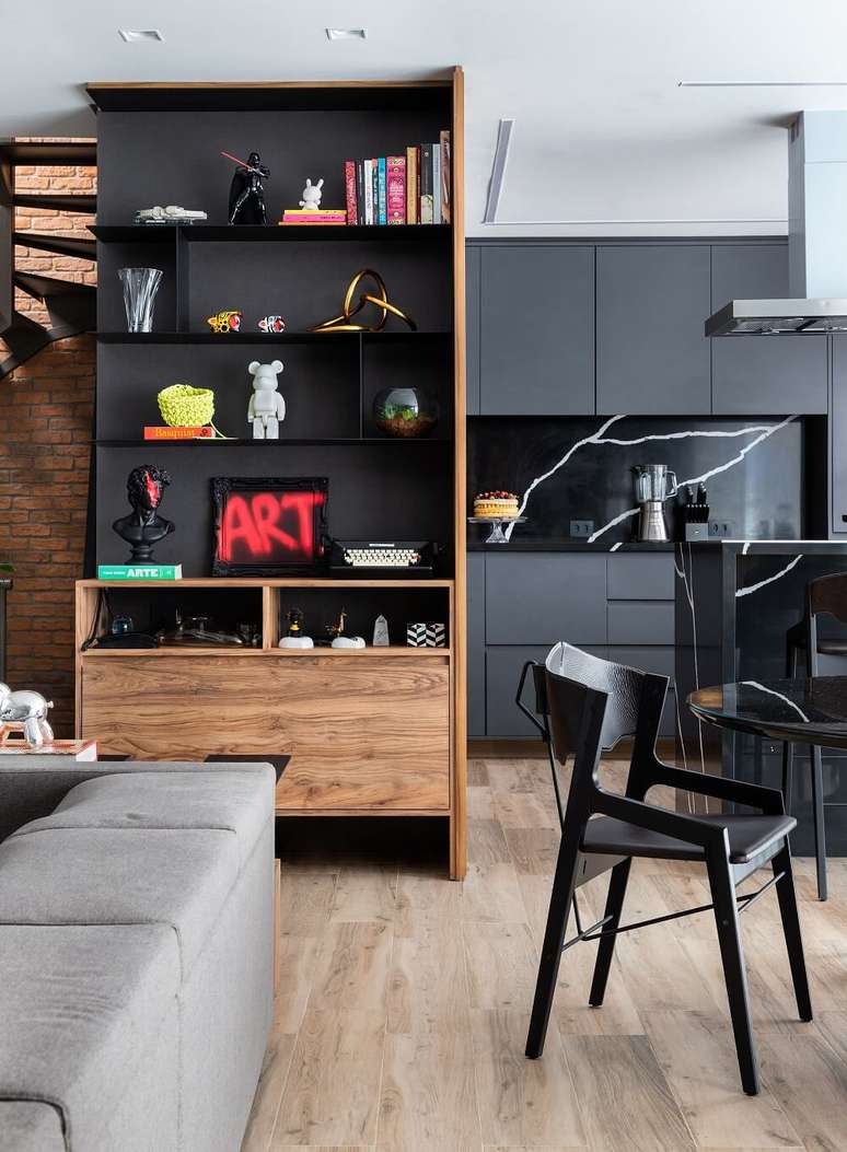 12. A estante permite a exposi&ccedil;&atilde;o de diversos itens de decora&ccedil;&atilde;o dos moradores. Foto: Fernando Crescenti