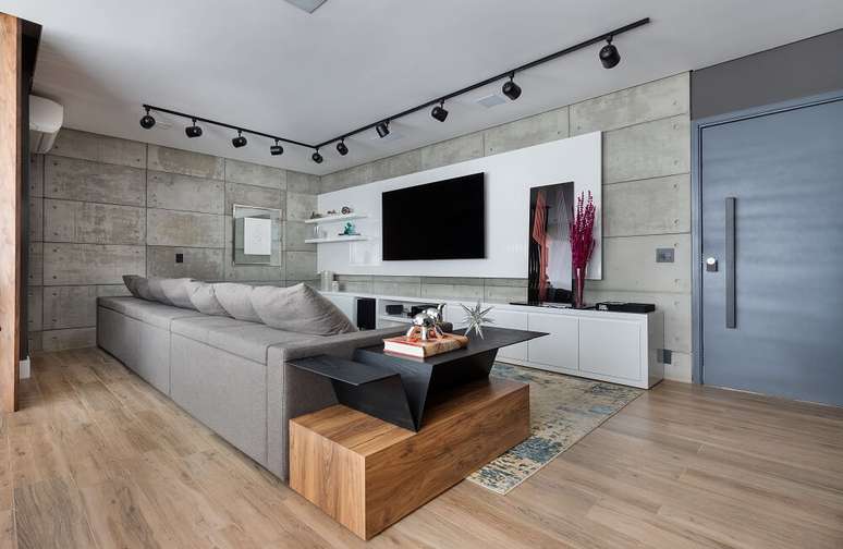 2. A lumin&aacute;ria trilho repleto de spots de luz delimita o espa&ccedil;o da sala. Foto: Fernando Crescenti