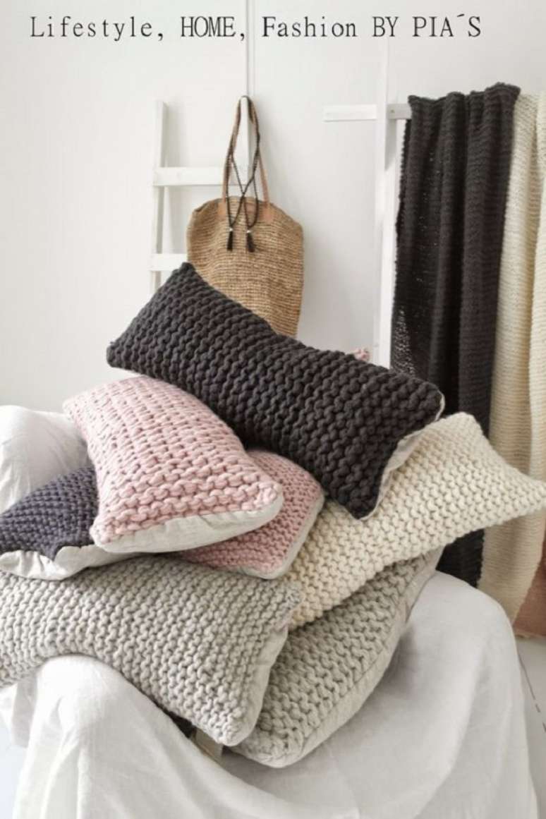 19. Almofadas de tric&otilde; coloridas para decora&ccedil;&atilde;o moderna &ndash; Foto Sissusta Janta Vassa