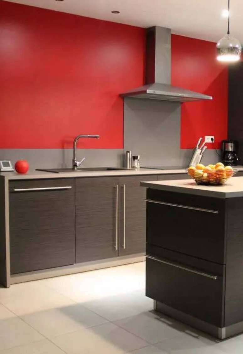66. O vermelho se contrasta com o armário de cozinha cinza. Fonte: Decor Facil