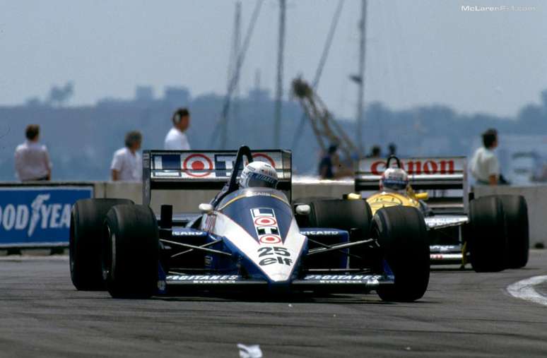 René Arnoux sendo perseguido por Nigel Mansell: uma das últmas grandes aparições do francês na F1