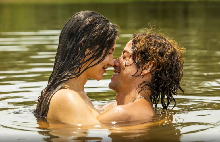 Jove e Juma em cena quente de Pantanal