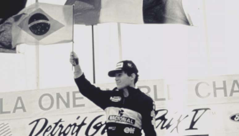 No pódio. Senna alçou mais uma vez a bandeira brasileira em Detroit