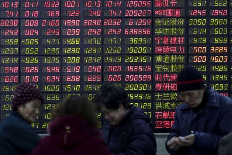 Investidores em frente a quadro eletrônico mostrando informações sobre o mercado acionário, em Xangai, China
15/02/2016
REUTERS/Aly Song