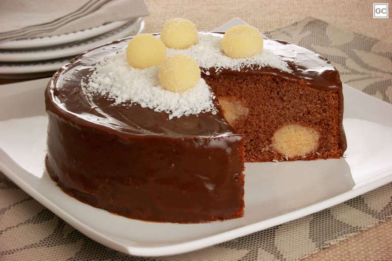 Bolo de chocolate com coco ralado – Foto: Guia da Cozinha