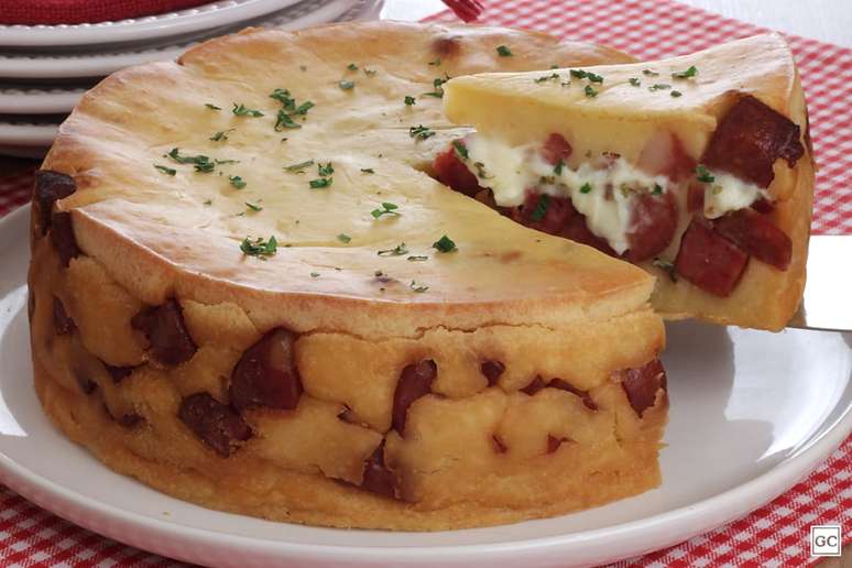 Torta cremosa de linguiça com mandioca – Foto: Guia da Cozinha