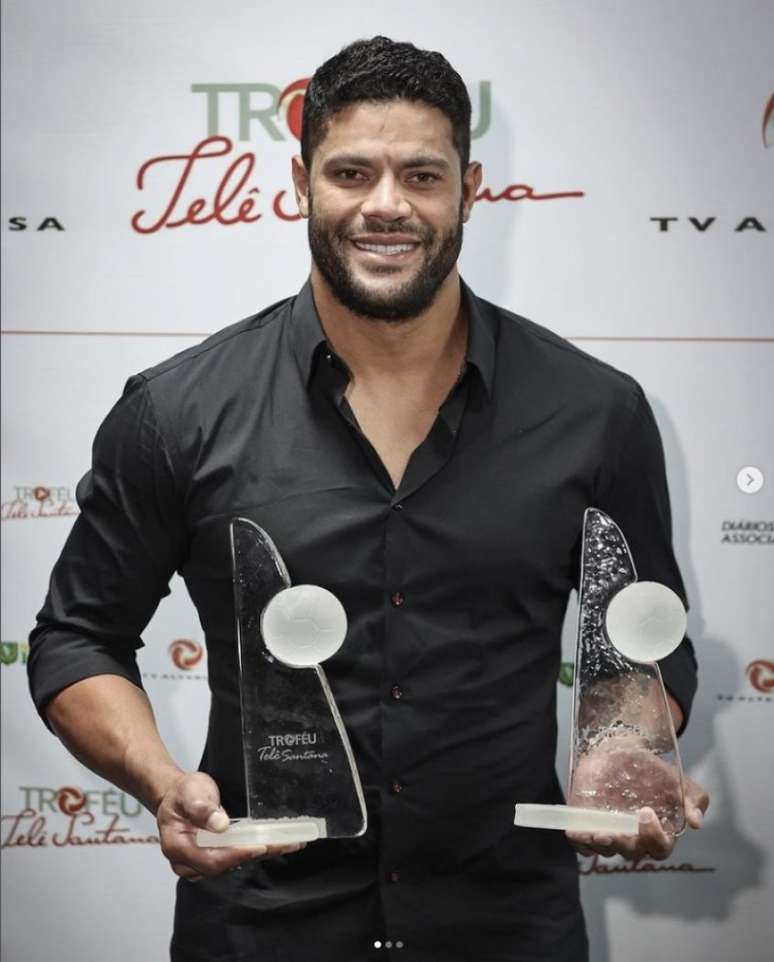 Hulk recebendo premiações em 2021 - Reprodução/Instagram