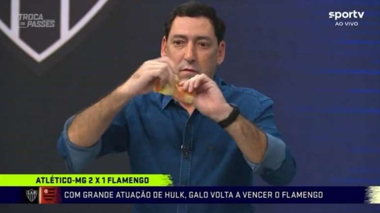 PVC rasgou dinheiro ao vivo durante o programa 'Troca de Passes', do SporTV (Foto: reprodução/SporTV)
