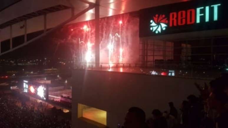 Queima de fogos aconteceu no gol sul da Arena (Foto: Rafael Marson/Lancepress!)