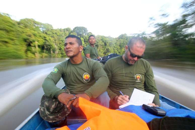 Bruno Pereira (direita) em foto de 2017, quando trabalhava pela Funai com povos indígenas isolados