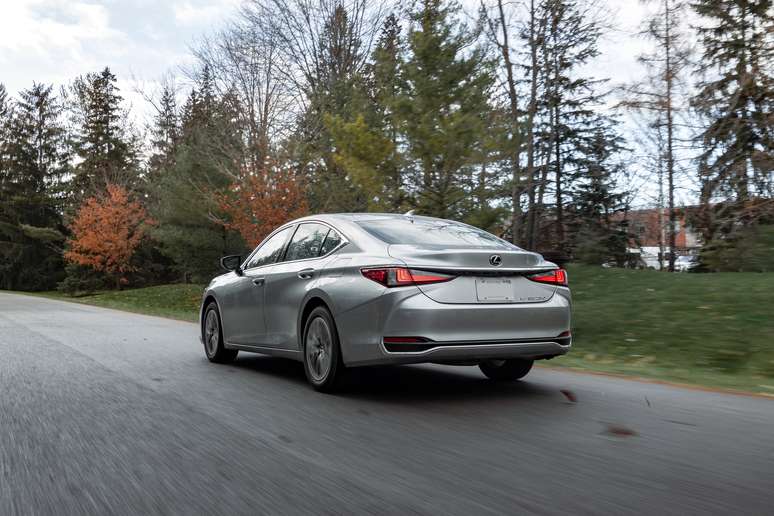 Lexus ES 300h 2022 é vendido em versão única por R$ 349.990