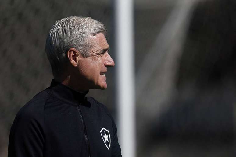 Luís Castro reclamou das condições de trabalho no espaço Lonier, CT do Botafogo (Foto: Vítor Silva/Botafogo)