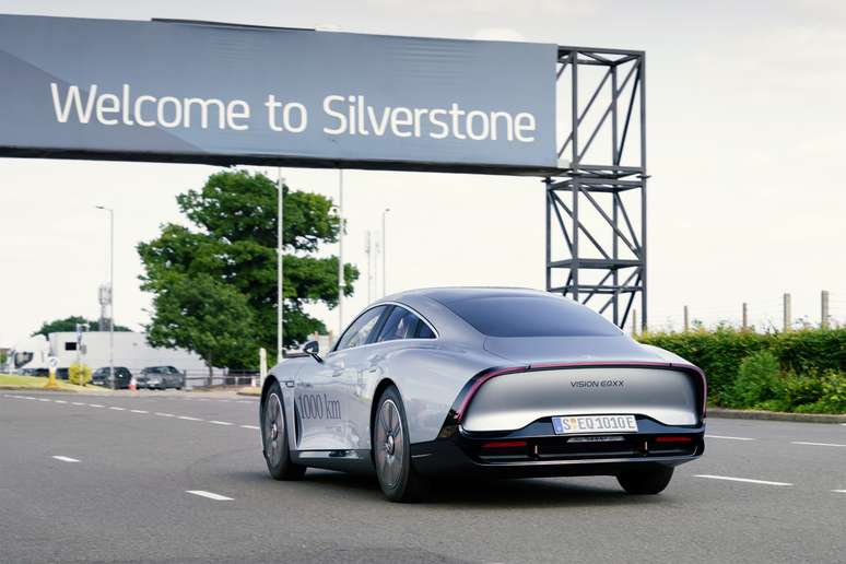 Trajeto com Mercedes-Benz Vision EQXX teve como destino a cidade de Silverstone
