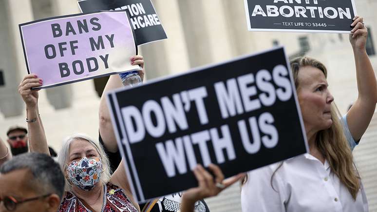 Ativistas pró-aborto e antiaborto protestam lado a lado durante uma manifestação do lado de fora da Suprema Corte em 04 de outubro de 2021 em Washington, DC.