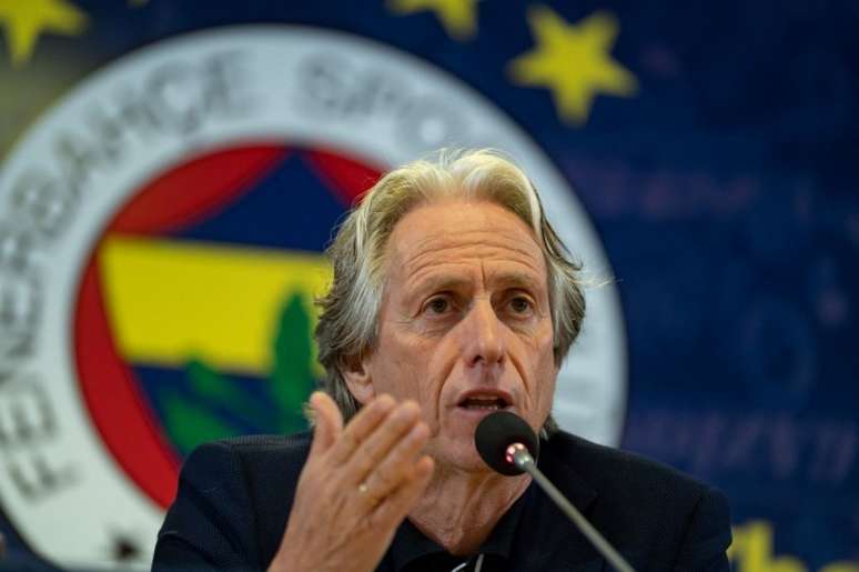 Jorge Jesus assumiu comando do Fenerbahçe recentemente (Foto: YASIN AKGUL/AFP)