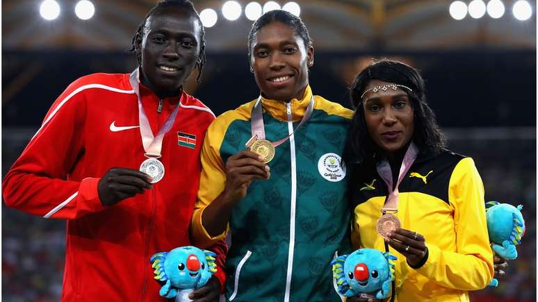 Caster Semenya (centro) e Margaret Wambui (esquerda) dizem que foram penalizadas por n&iacute;veis naturalmente elevados de testosterona