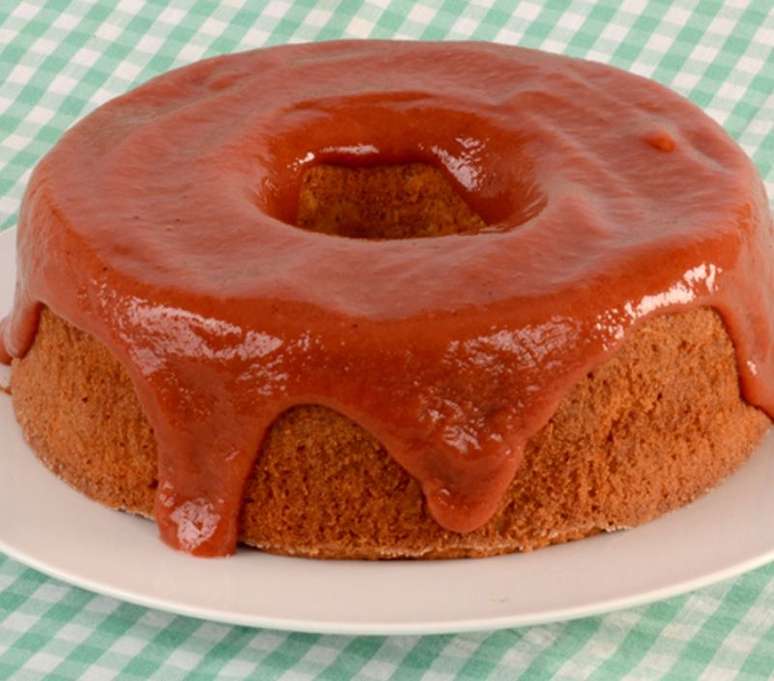 Bolo de aipim com goiabada (Reprodu&ccedil;&atilde;o / Guia da Cozinha)