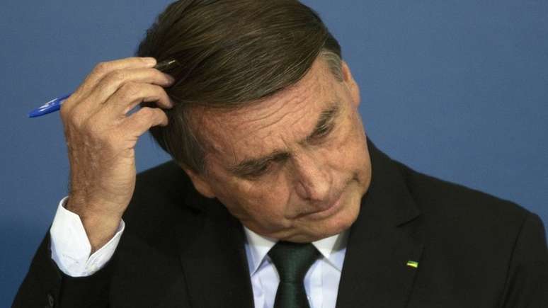 Segundo pesquisa Ipespe, 70% dos brasileiros veem responsabilidade de Bolsonaro na inflação dos combustíveis