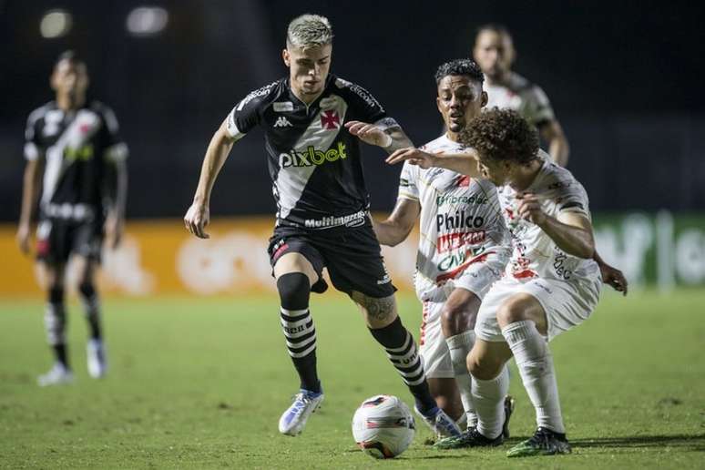 Vasco embala no fim, vence o Operário e cola na liderança da Série B
(Foto: Daniel RAMALHO/CRVG)