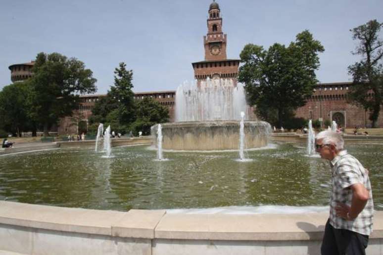 Fonte do Castello Sforzesco em Milão durante o verão