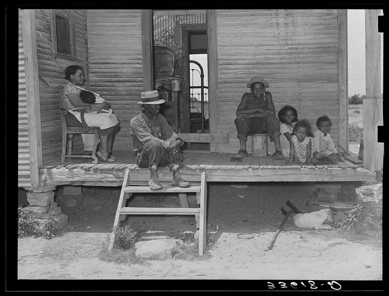 Na primeira metade do século 20, enquanto o Brasil cultivava uma imagem de país sem preconceitos, a população negra dos EUA enfrentava violência racial e segregação; na foto, família de agricultores do Texas nos anos 1930