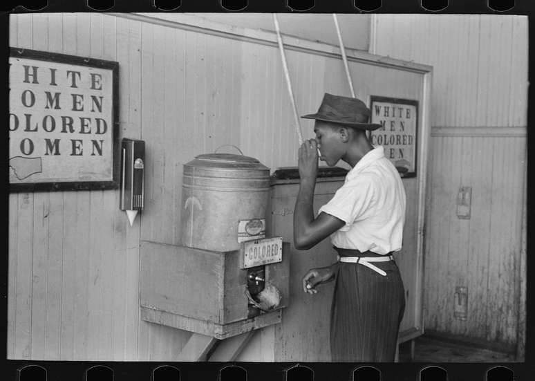 Estados do Sul, que haviam perdido a Guerra Civil americana, passaram a implementar rígidas leis de segregação; na foto, homem negro bebe água em bebedouro só para pessoas de cor