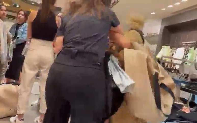 Mulheres brigam em fila de loja de departamento no Paraná