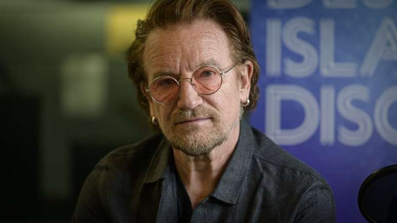 Bono disse que sua relação com seu pai era 'complicada'