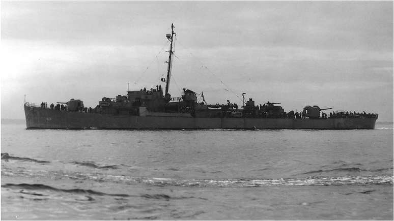 USS Samuel B Roberts antes de naufragar