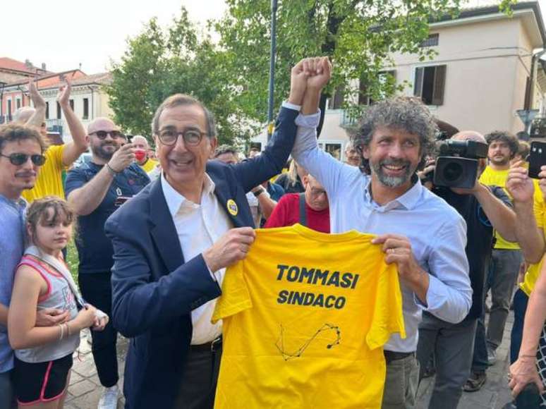 Beppe Sala com Damiano Tommasi após a vitória
