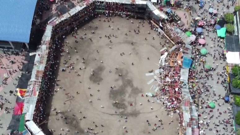 Queda ocorreu durante um evento tradicional em que público é incentivado a entrar na arena para interagir com os touros
