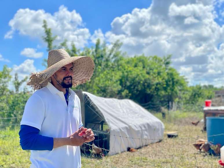 Guillermo Guerra começou a criar galinhas em Miami para consumo próprio — agora ele tem uma granja e vende as aves (criadas na grama, ao ar livre) diretamente ao consumidor