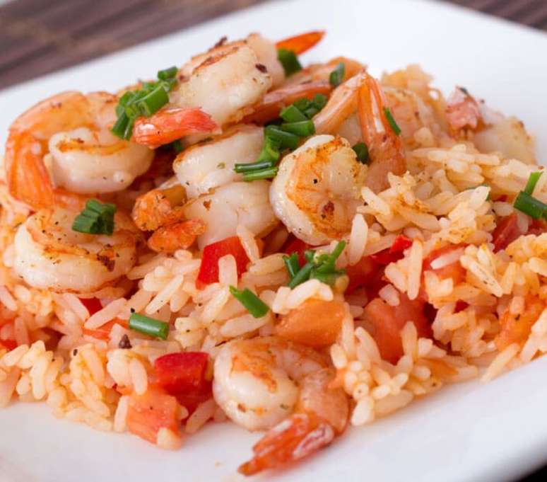Salada de arroz com camarão (Reprodução / Guia da Cozinha)
