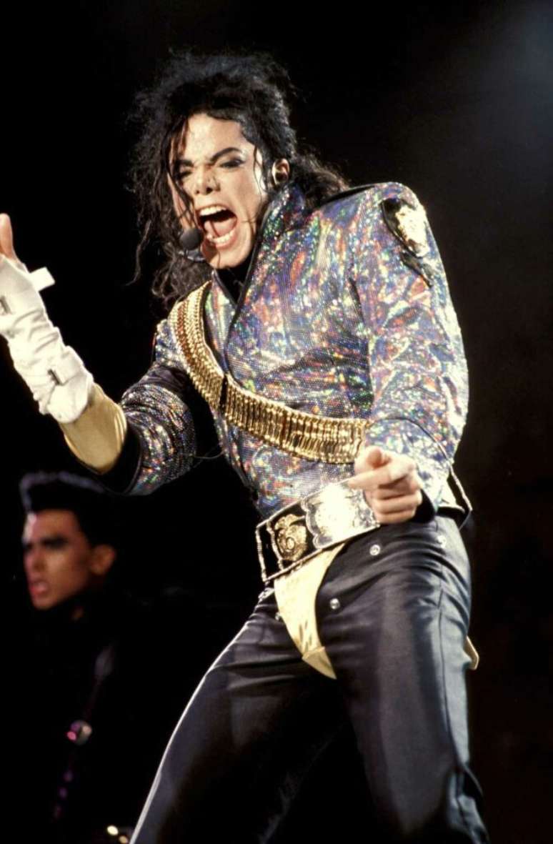 Michael Jackson cantando e dançando em show