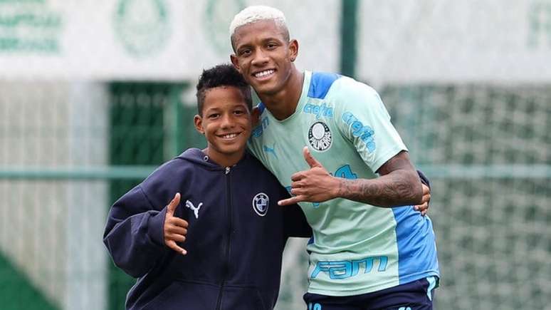 Danilo recebeu a visita do irmão Jônatan na Academia de Futebol (Foto: Cesar Greco/Palmeiras)