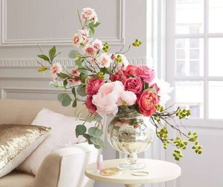 58. Vaso prata com arranjo de mesa e flores cor de rosa – Foto